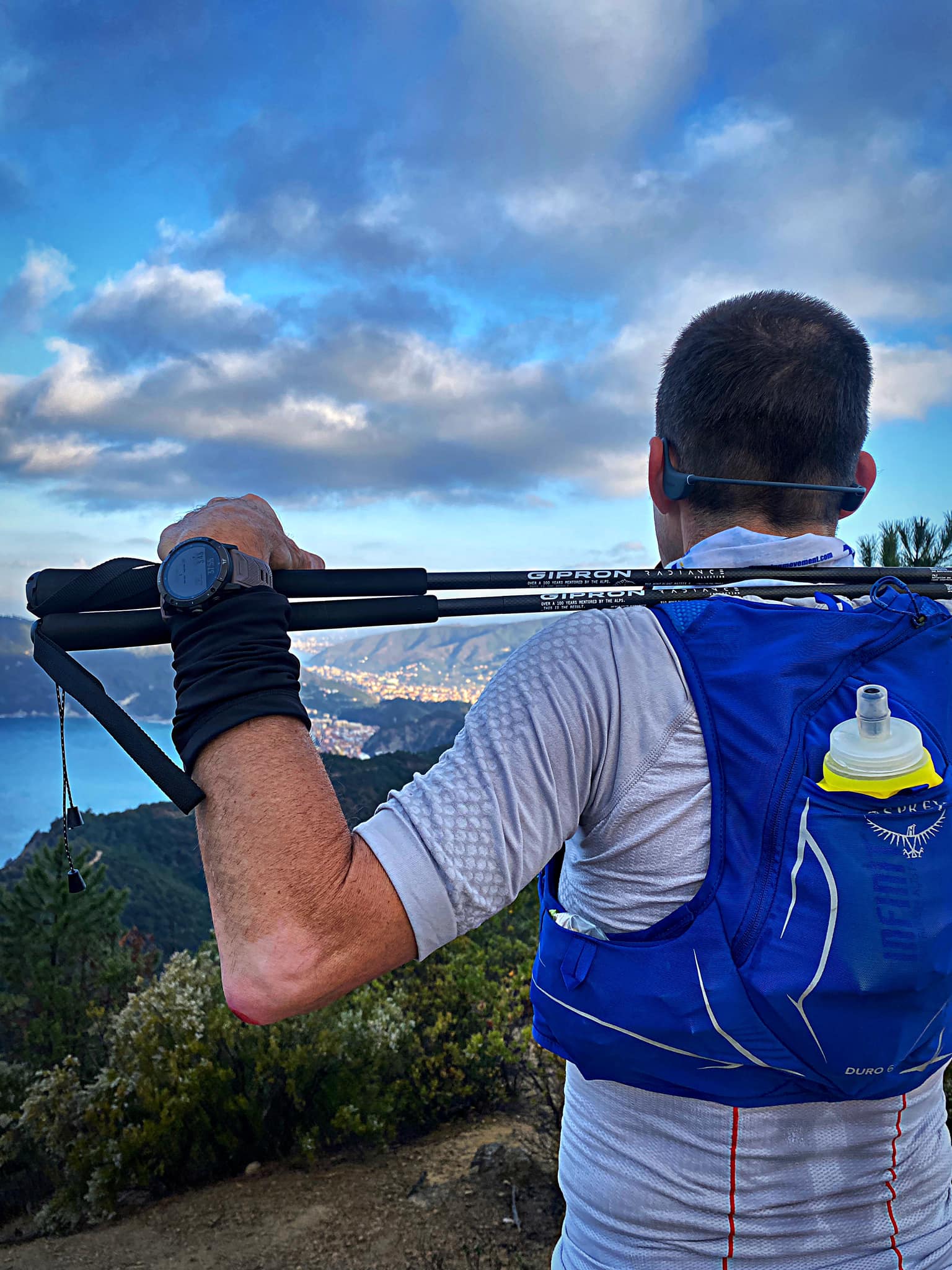 Hiking with Runner Diver Bluetooth Headphones